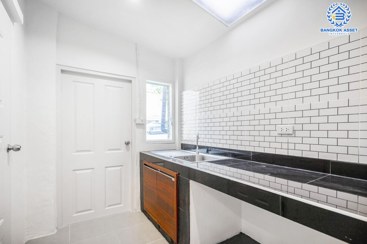 บ้านมือสองตกแต่งใหม่ ม.เปี่ยมสุข2 บางใหญ่-กาญจนาฯ (ซ.วัดพระนอน) หลังมุม หน้ากว้าง ดีไซน์ทันสมัย เนื้อที่ 21.7 ตร.ว. ฟังก์ชัน 3 ห้องนอน 2 ห้องน้ำ บนทำเลศักยภาพ เดินทางสะดวก เข้า-ออกได้หลายเส้นทาง ใกล้เซ็นทรัลเวสต์เกต และรถไฟฟ้า "สถานีตลาดบางใหญ่"...